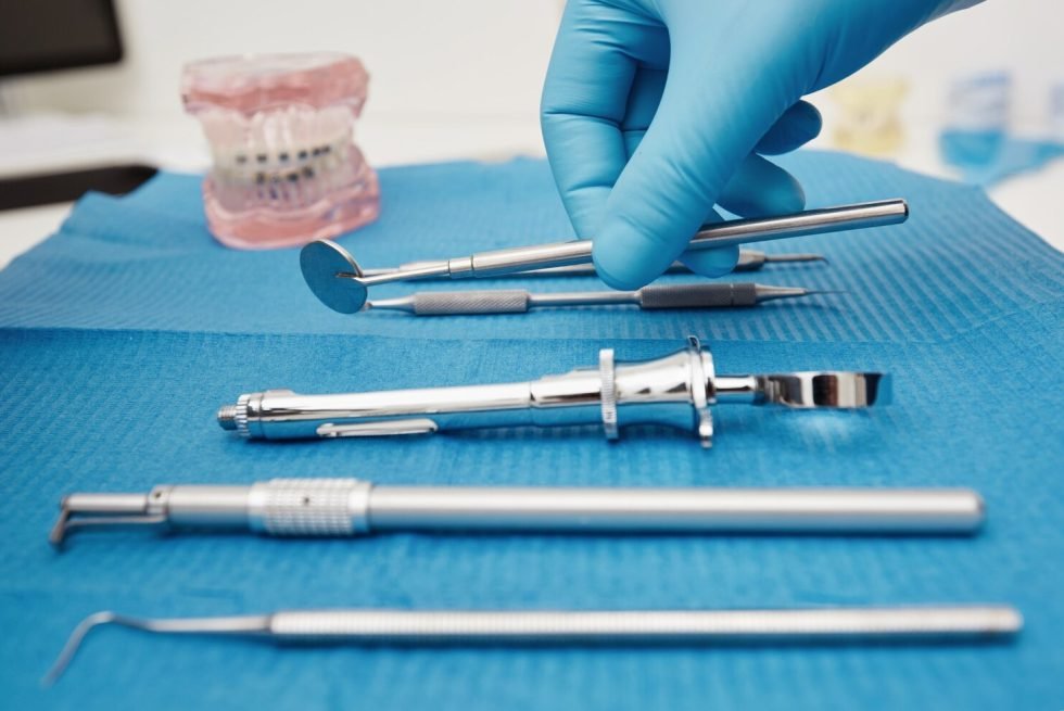set-metal-medical-equipment-tools-dental-care_273609-13098